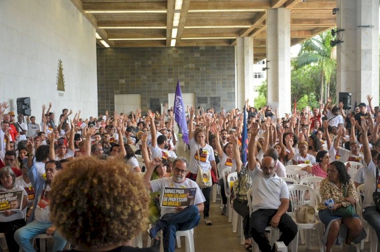 Rede estadual encerra greve e mantém mobilizações pontuais