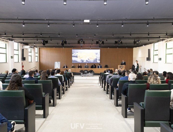 UFV homenageia aposentados, recebe novos servidores e reinaugura auditório reformado