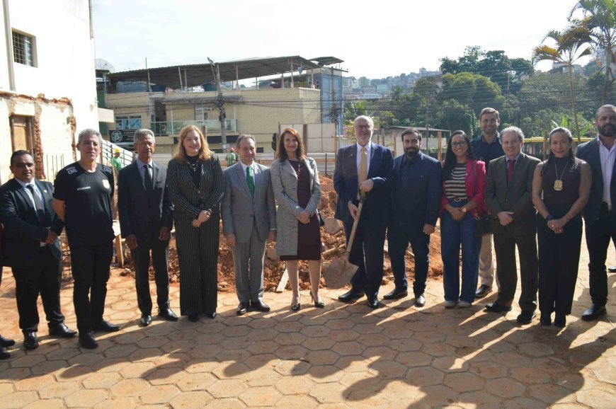Autoridades de Viçosa visitam obras da Delegacia da Mulher