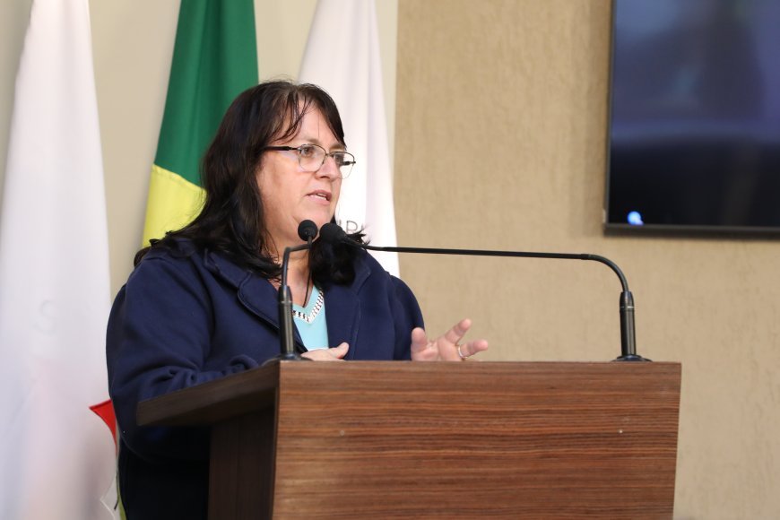 Auxiliares de educação infantil cobram enquadramento no magistério em pronunciamento na Câmara