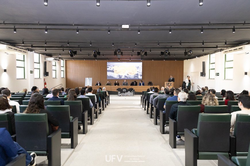 UFV homenageia aposentados, recebe novos servidores e reinaugura auditório reformado