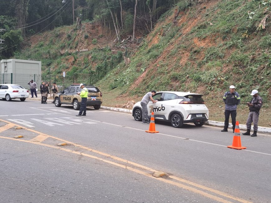 Diretran e Polícia Militar realizam blitz para fiscalizar transporte por aplicativo em Viçosa