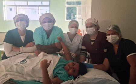 Criança com condição rara de saúde é submetida a cirurgia ortopédica