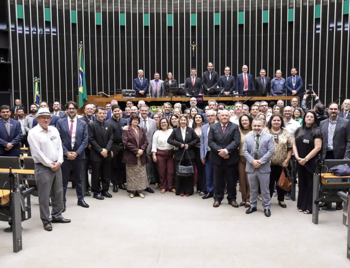 Câmara dos Deputados homenageia UFV pelos 100 anos de história