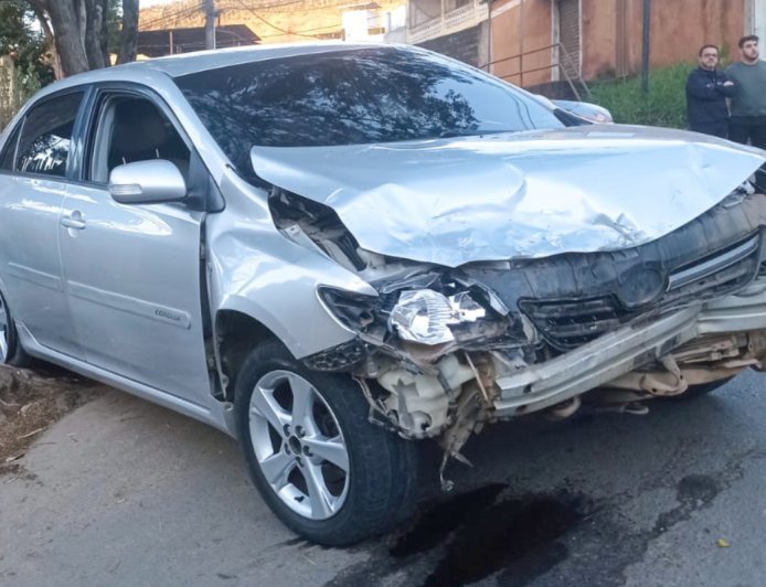 Criminoso foge de abordagem, causa acidente e é preso na Jacob Lopes de Castro, em Viçosa