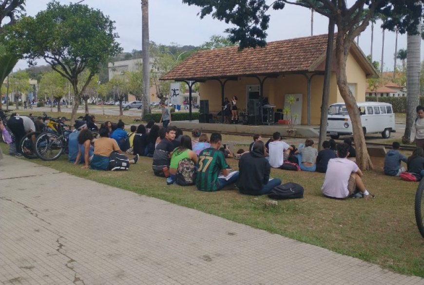 Quinta Cultural fecha semestre na UFV com exposição e apresentação muical na Estaçãozinha