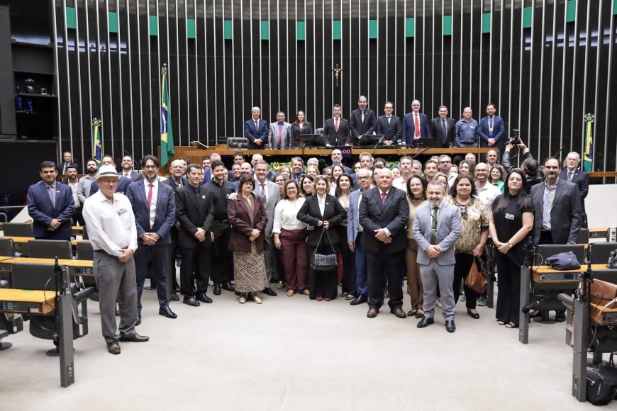 Câmara dos Deputados homenageia UFV pelos 100 anos de história