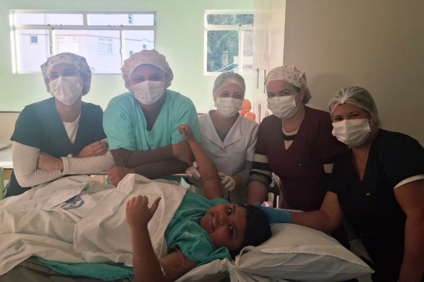 Criança com condição rara de saúde é submetida a cirurgia ortopédica