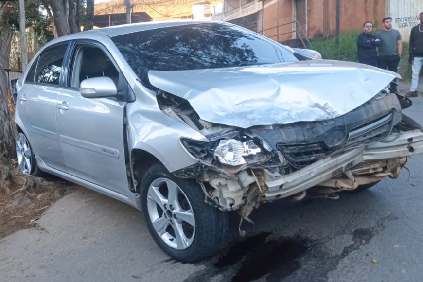 Criminoso foge de abordagem, causa acidente e é preso na Jacob Lopes de Castro, em Viçosa