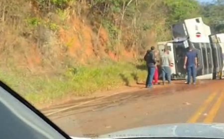 Carreta tomba na BR-120, em Teixeiras