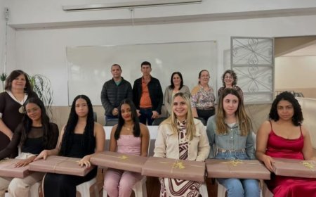 Melhores alunos de Teixeiras no Enem 2026 recebem notebooks da prefeitura