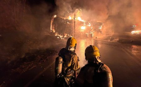 Caminhão tomba e bombeiros precisam combater incêndio na MGC-120