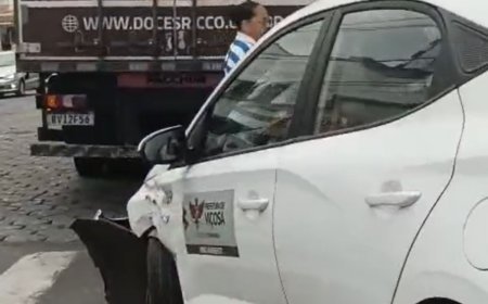 Caminhão atinge carro da PMV no centro de Viçosa