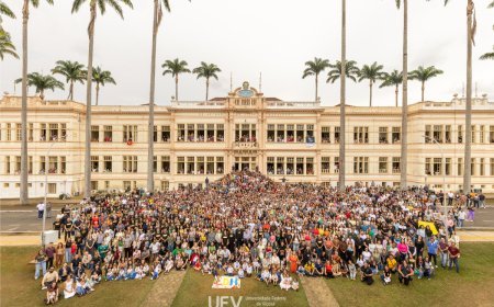 Comunidade se reúne para foto oficial do centenário da UFV