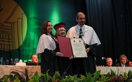 Com a presença de desembargadores e comunidade acadêmica, Cármen Lúcia recebe da UFV o título de Doutora Honoris Causa