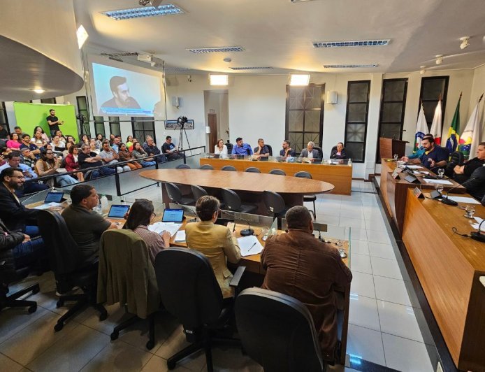 Protestos e declarações marcam volta da Câmara Municipal