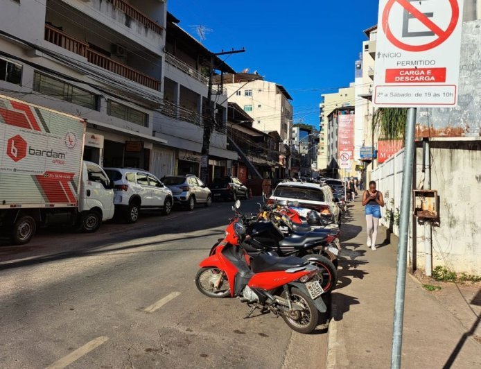 Vereador quer acabar com estacionamento em vagas de carga e descarga durante o dia