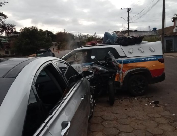 Motorista bêbado bate em moto e deixa dois militares feridos na região