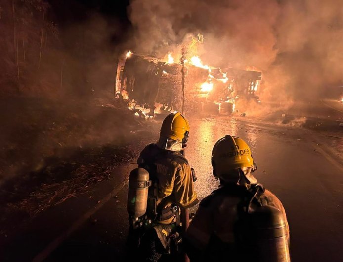 Caminhão tomba e bombeiros precisam combater incêndio na MGC-120