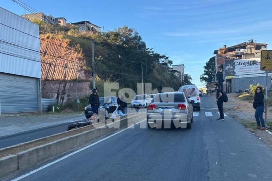Motoqueiro faz ultrapassagem ilegal e atropela estudante na faixa de pedestre em Viçosa