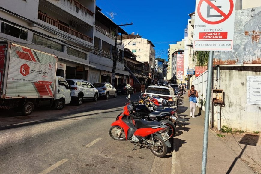 Vereador quer acabar com estacionamento em vagas de carga e descarga durante o dia