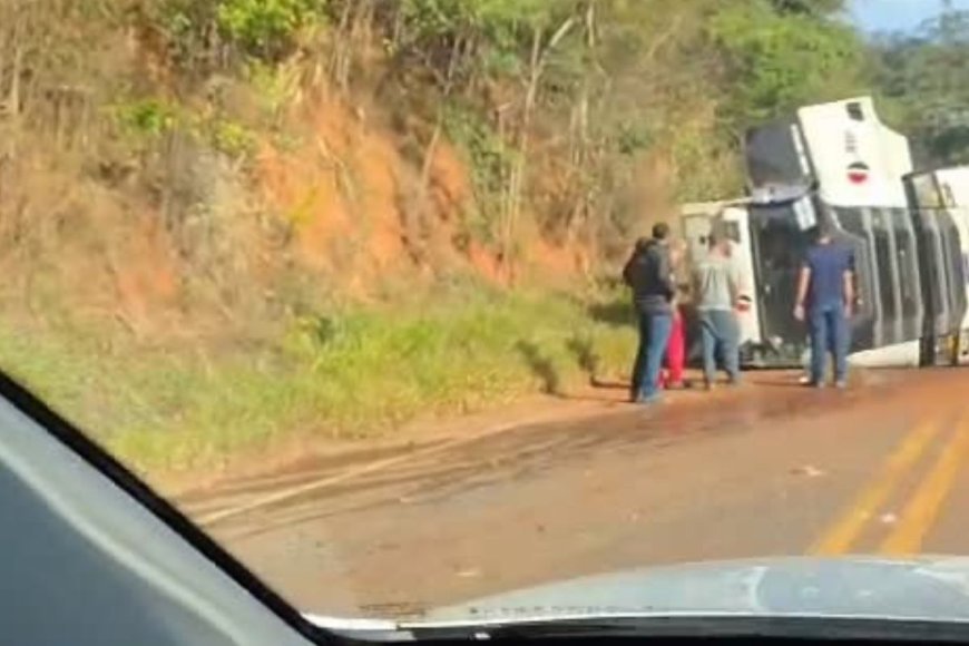 Carreta tomba na BR-120, em Teixeiras