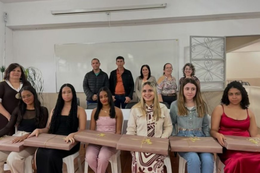Melhores alunos de Teixeiras no Enem 2026 recebem notebooks da prefeitura