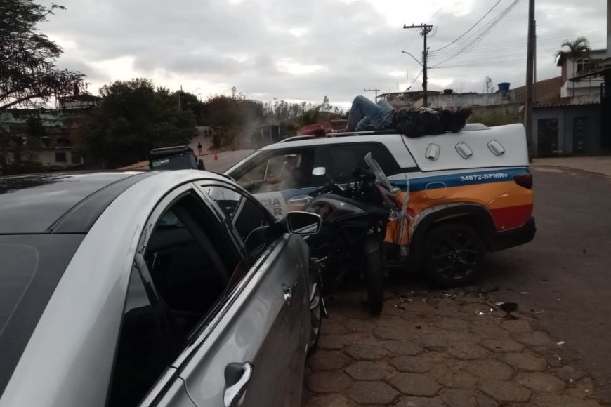 Motorista bêbado bate em moto e deixa dois militares feridos na região