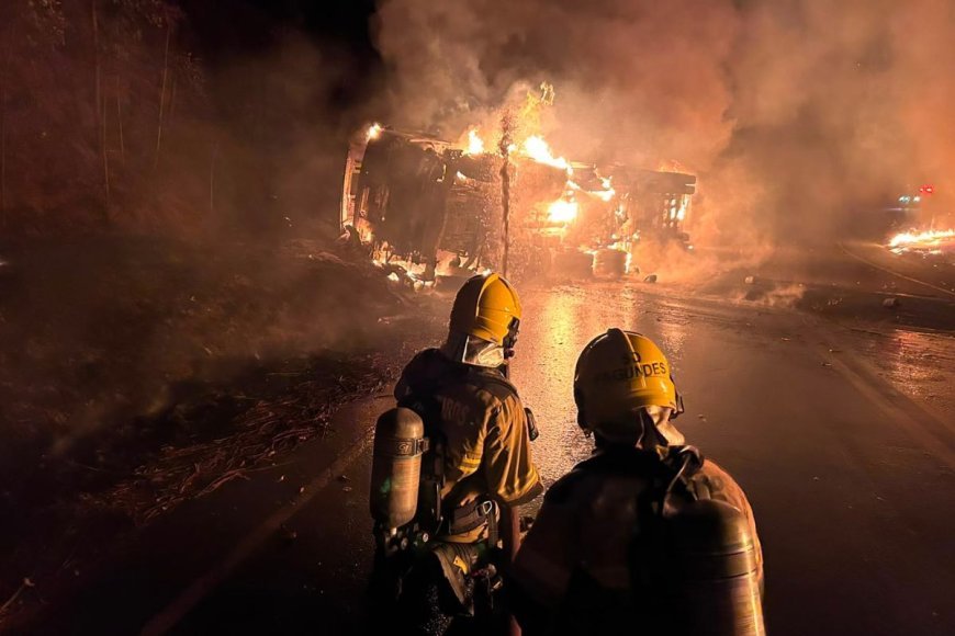 Caminhão tomba e bombeiros precisam combater incêndio na MGC-120