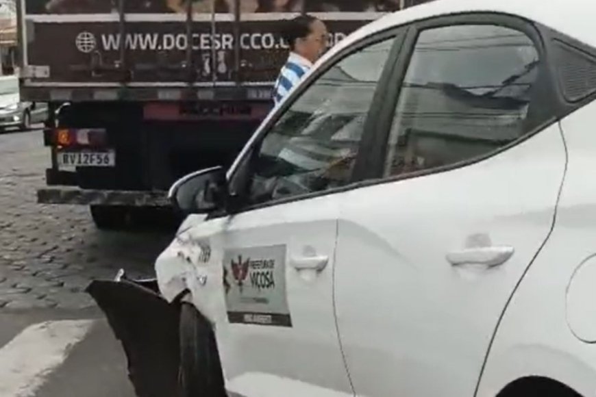 Caminhão atinge carro da PMV no centro de Viçosa