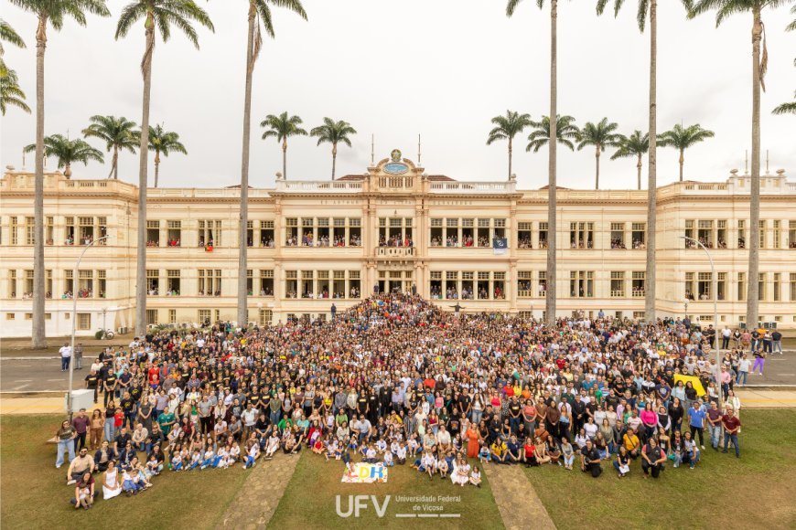 Comunidade se reúne para foto oficial do centenário da UFV