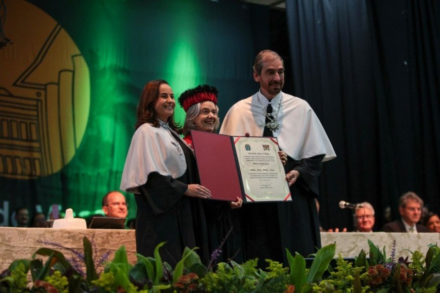 Com a presença de desembargadores e comunidade acadêmica, Cármen Lúcia recebe da UFV o título de Doutora Honoris Causa