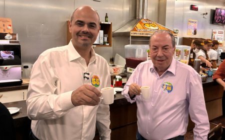 Ao lado de outros políticos, Mateus Simões e Danilo de Castro chegam à praça Silviano Brandão em Viçosa