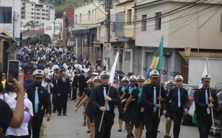 Igreja de Viçosa levou 800 fiéis às ruas em desfile comemorativo