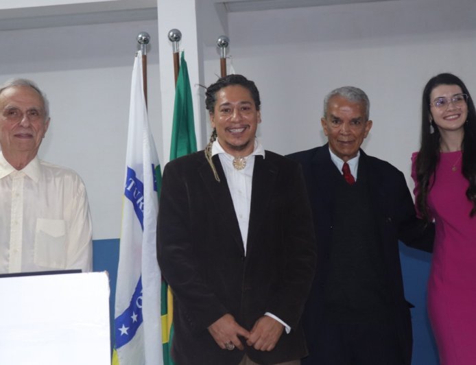 Academia de Letras de Viçosa empossa quatro novos membros