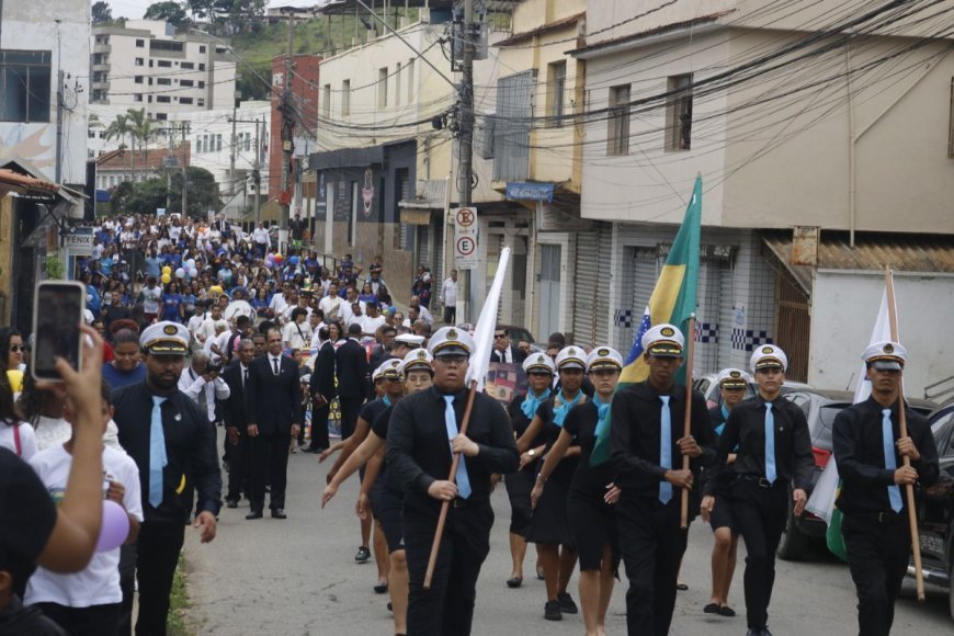 Igreja de Viçosa levou 800 fiéis às ruas em desfile comemorativo