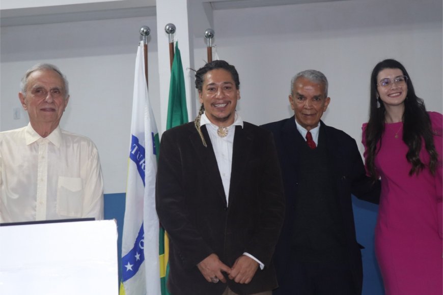 Academia de Letras de Viçosa empossa quatro novos membros
