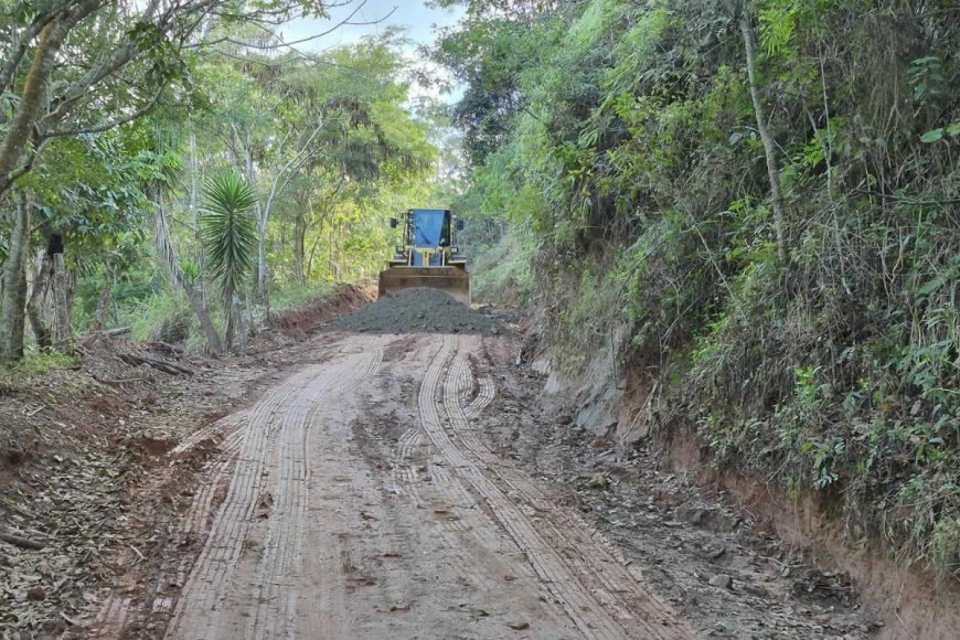 Prefeitura realiza recuperação emergencial de estradas rurais após chuvas em Viçosa