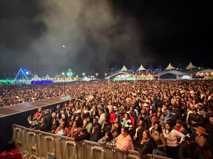Expo Araponga 2026 reúne mais de 30 mil pessoas com rodeio e quatro shows de artistas nacionais