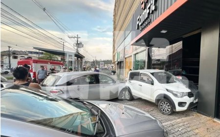 Idosa perde controle do veículo e atinge carro estacionado no centro de Viçosa