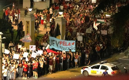 Manifestação pacífica reúne milhares de estudantes em Viçosa