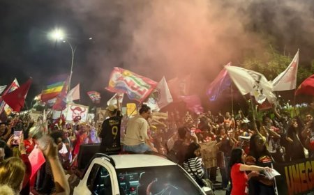 Multidão participa de ato de rua no centro de Viçosa