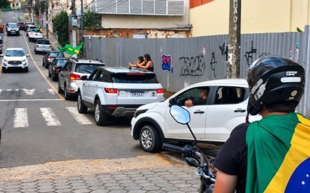 Apoiadores de Flávio Bolsonaro realizam carreata em Viçosa na véspera da eleição