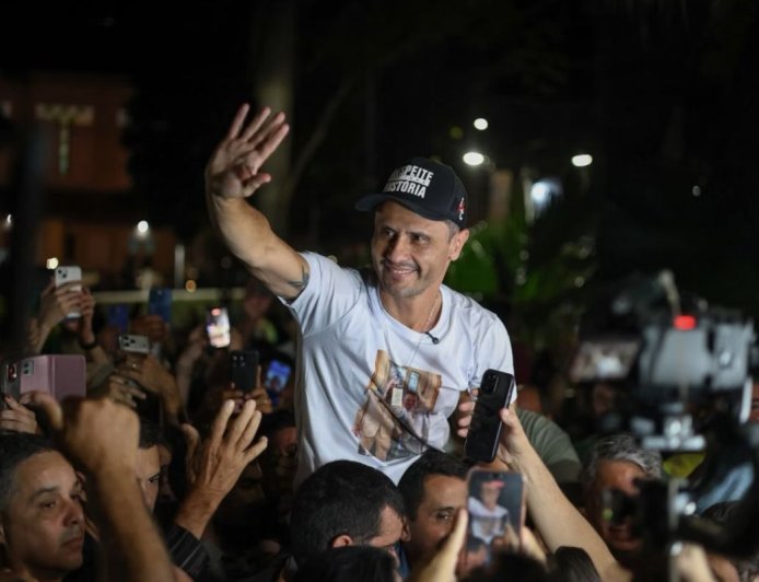 Recém-eleito governador, Cleitinho declara apoio a Flávio Bolsonaro no 2º turno presidencial