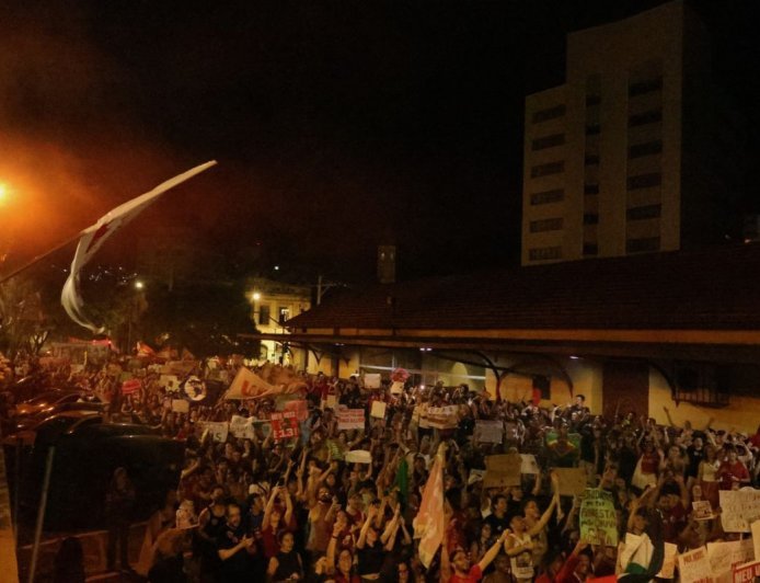 DCE-UFV adia ato cultural após acúmulo de fluxo devido a bloqueio de recursos