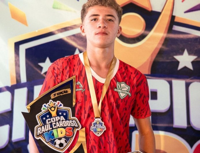 Goleiro de Viçosa conquista título e prêmio individual na Copa Raul Cardoso Kids