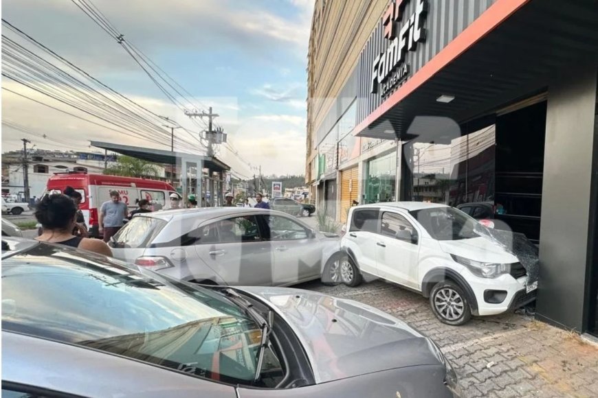 Idosa perde controle do veículo e atinge carro estacionado no centro de Viçosa