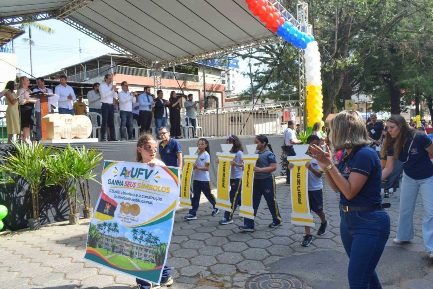 Escolas de Viçosa homenageiam UFV durante desfile do Aniversário de 155 Anos da Cidade