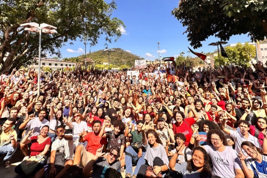 Estudantes da UFV realizam assembleia geral