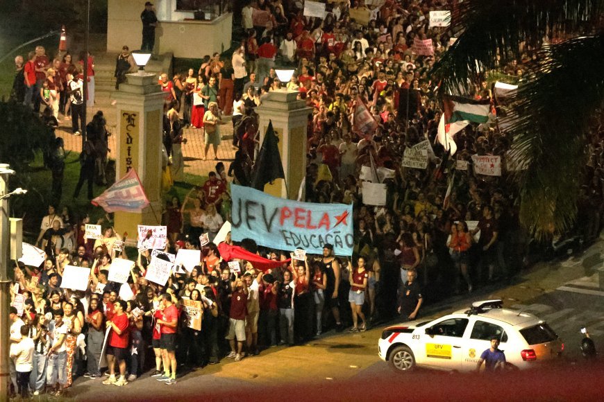 Manifestação pacífica reúne milhares de estudantes em Viçosa